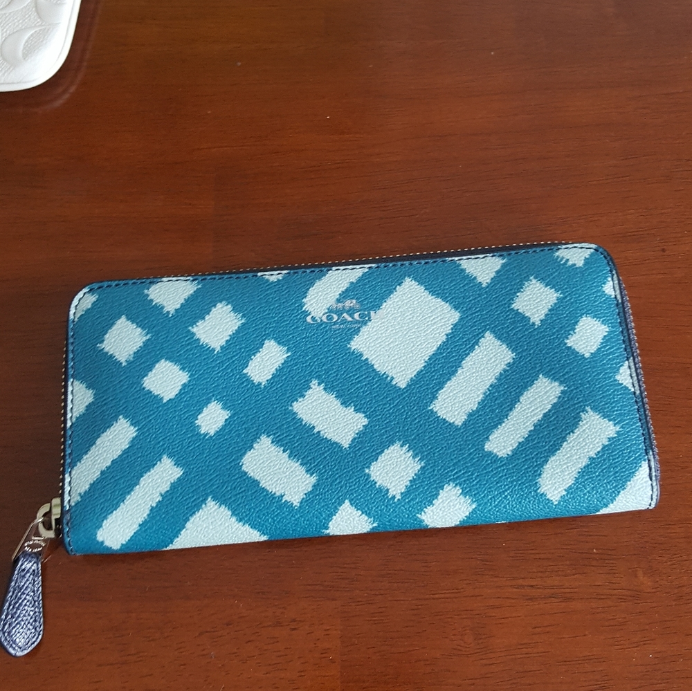 Coach Accordian Zip Leather Wallet